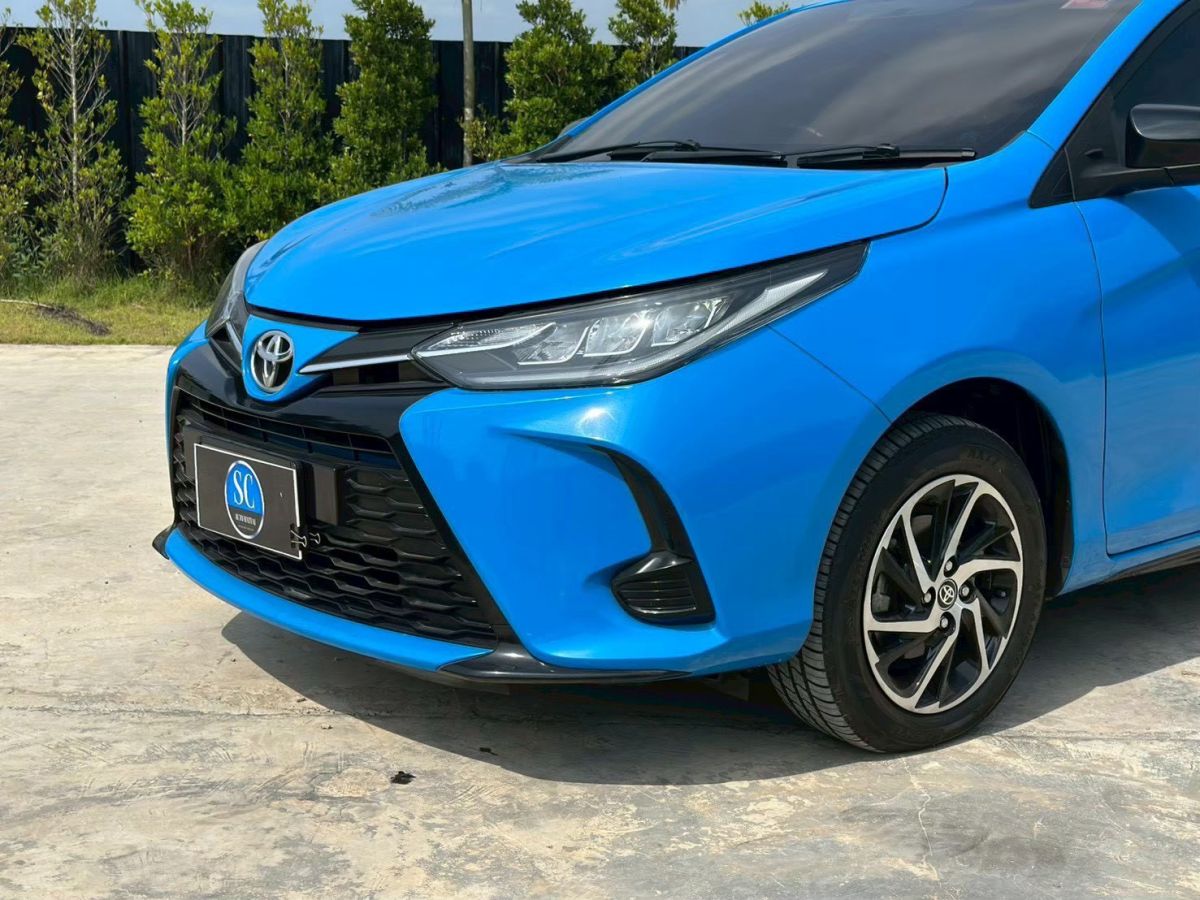 Front view of Toyota Yaris Hatchback 1.2 Sport year 2020 blue color used car in Hatyai รูปที่ 7