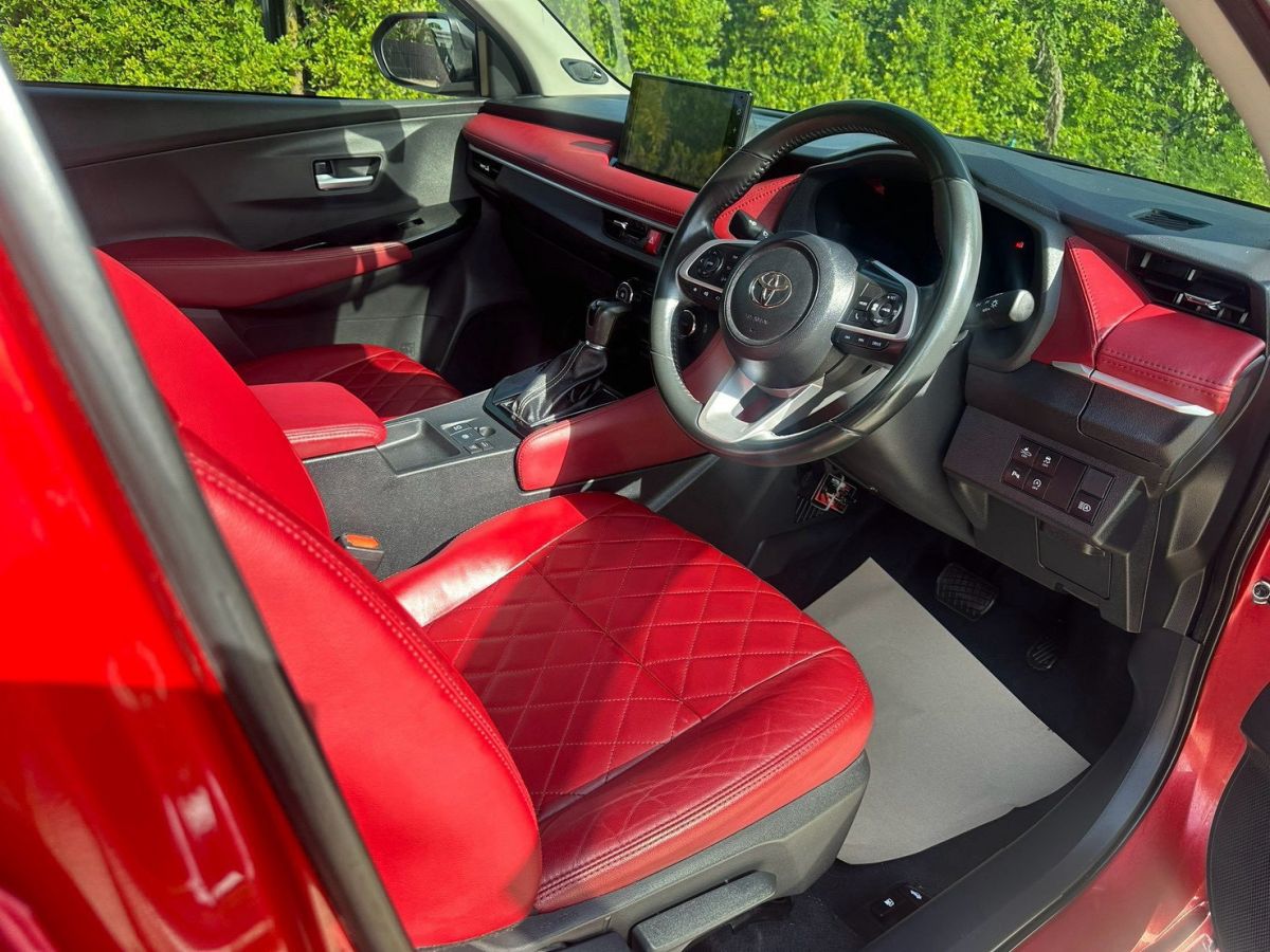 Front view of Toyota Yaris Ativ 1.2 Premium Luxury year 2023 red color used car in Hatyai รูปที่ 13