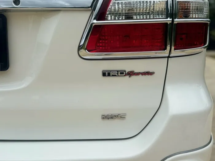 Front view of Toyota Fortuner 3.0 TRD Sportivo 4WD year 2010 white color used car in Songkhla รูปที่ 14