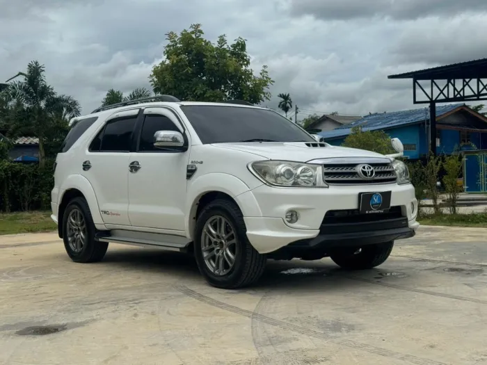 Front view of Toyota Fortuner 3.0 TRD Sportivo 4WD year 2010 white color used car in Songkhla รูปที่ 7