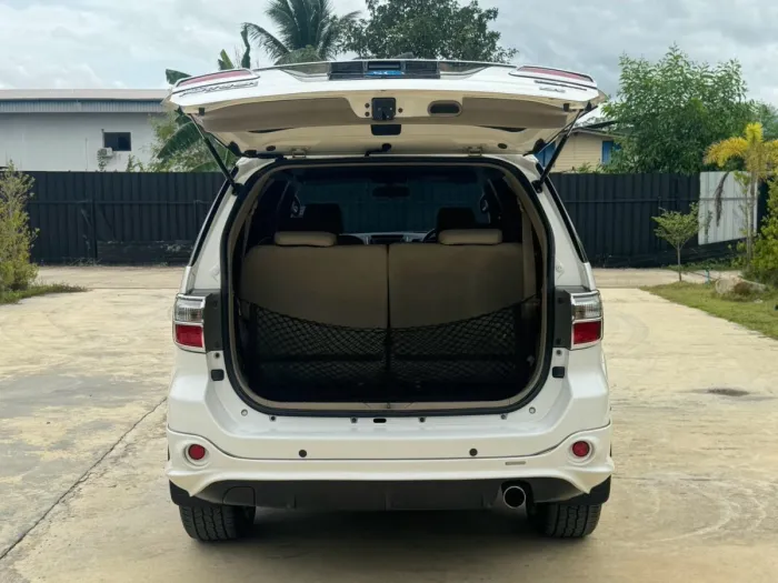 Front view of Toyota Fortuner 3.0 TRD Sportivo 4WD year 2010 white color used car in Songkhla รูปที่ 30