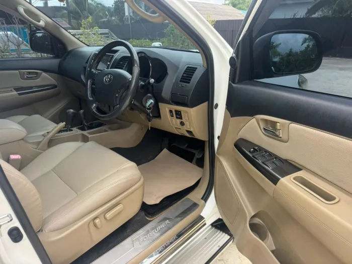 Front view of Toyota Fortuner 3.0 TRD Sportivo 4WD year 2010 white color used car in Songkhla รูปที่ 32