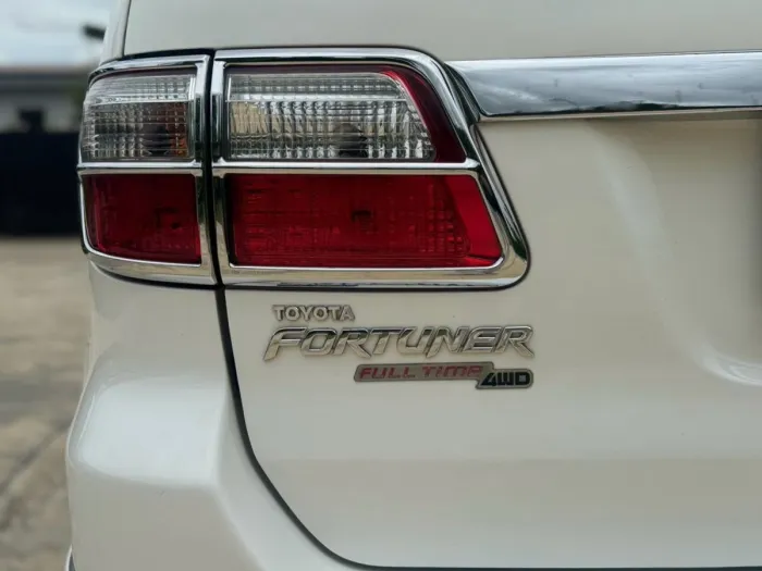 Front view of Toyota Fortuner 3.0 TRD Sportivo 4WD year 2010 white color used car in Songkhla รูปที่ 15