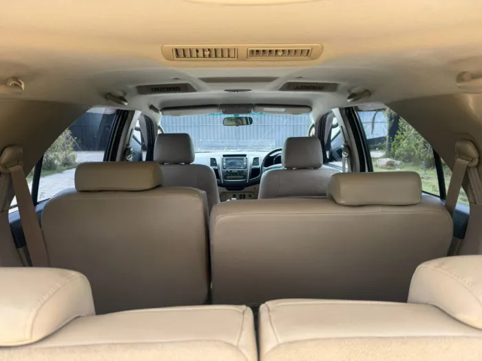 Front view of Toyota Fortuner 3.0 TRD Sportivo 4WD year 2010 white color used car in Songkhla รูปที่ 26