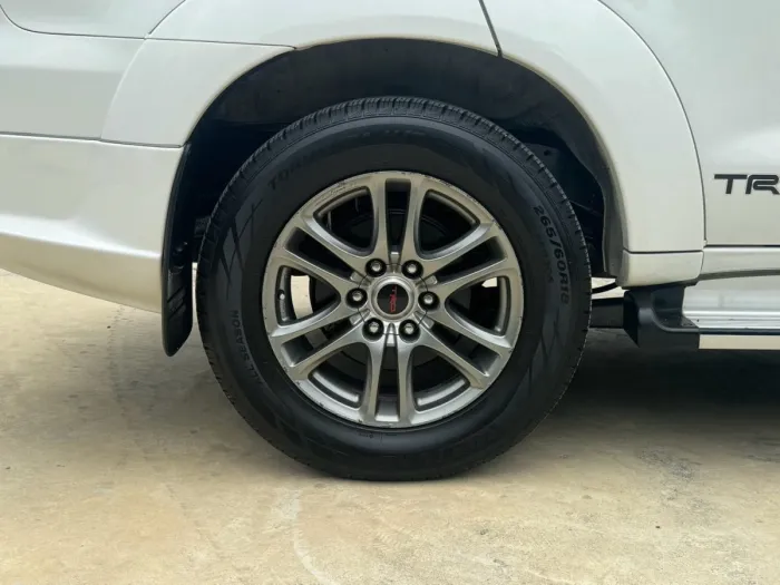 Front view of Toyota Fortuner 3.0 TRD Sportivo 4WD year 2010 white color used car in Songkhla รูปที่ 12