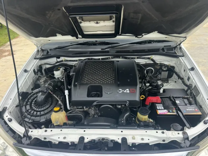 Front view of Toyota Fortuner 3.0 TRD Sportivo 4WD year 2010 white color used car in Songkhla รูปที่ 16