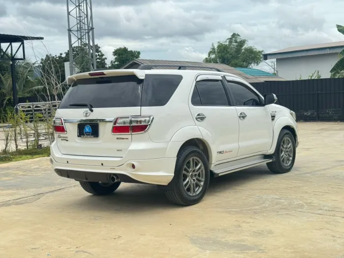 Front view of Toyota Fortuner 3.0 TRD Sportivo 4WD year 2010 white color used car in Songkhla รูปที่ 6