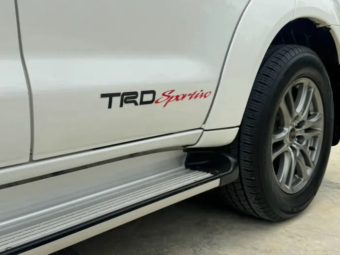 Front view of Toyota Fortuner 3.0 TRD Sportivo 4WD year 2010 white color used car in Songkhla รูปที่ 9