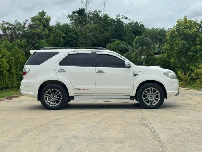 Front view of Toyota Fortuner 3.0 TRD Sportivo 4WD year 2010 white color used car in Songkhla รูปที่ 2