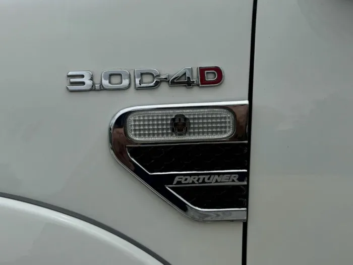 Front view of Toyota Fortuner 3.0 TRD Sportivo 4WD year 2010 white color used car in Songkhla รูปที่ 10
