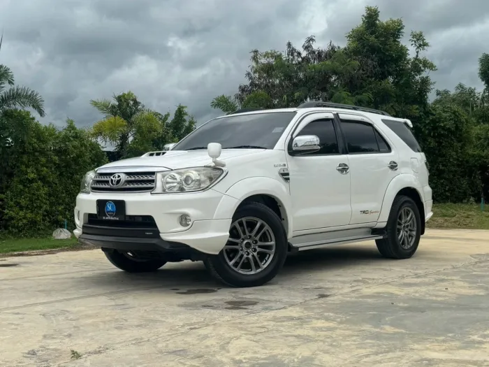 Front view of Toyota Fortuner 3.0 TRD Sportivo 4WD year 2010 white color used car in Songkhla