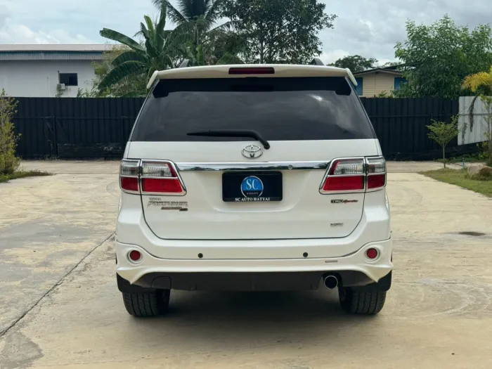 Front view of Toyota Fortuner 3.0 TRD Sportivo 4WD year 2010 white color used car in Songkhla รูปที่ 4