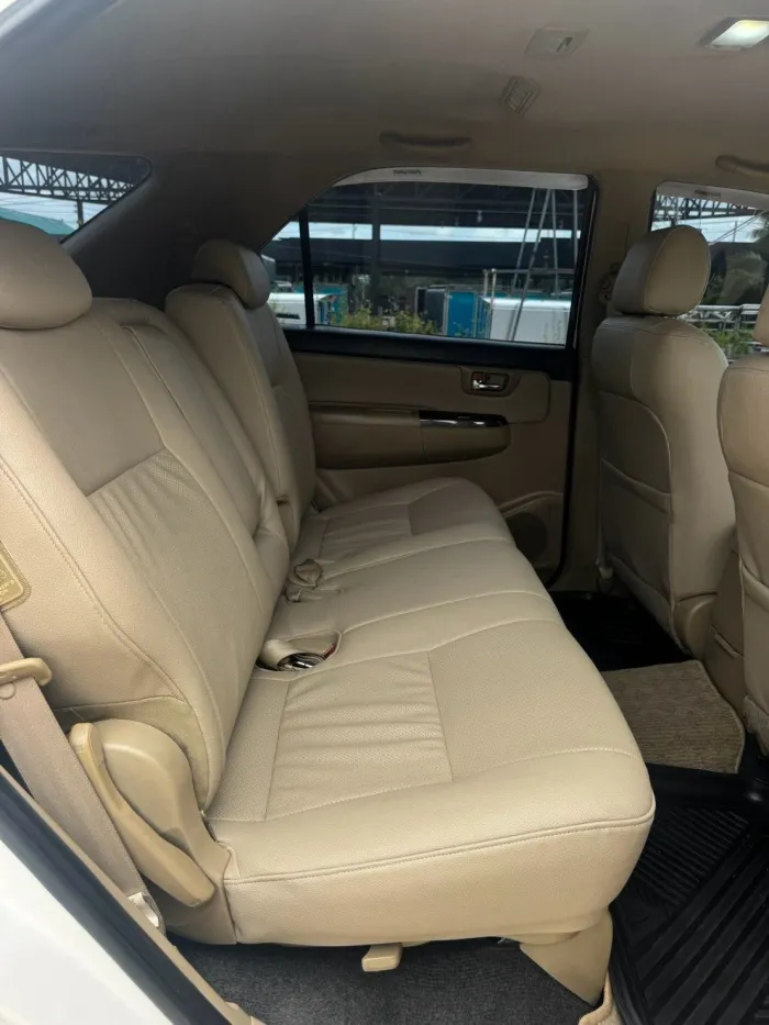 Front view of Toyota Fortuner 3.0 TRD Sportivo 4WD year 2010 white color used car in Songkhla รูปที่ 28