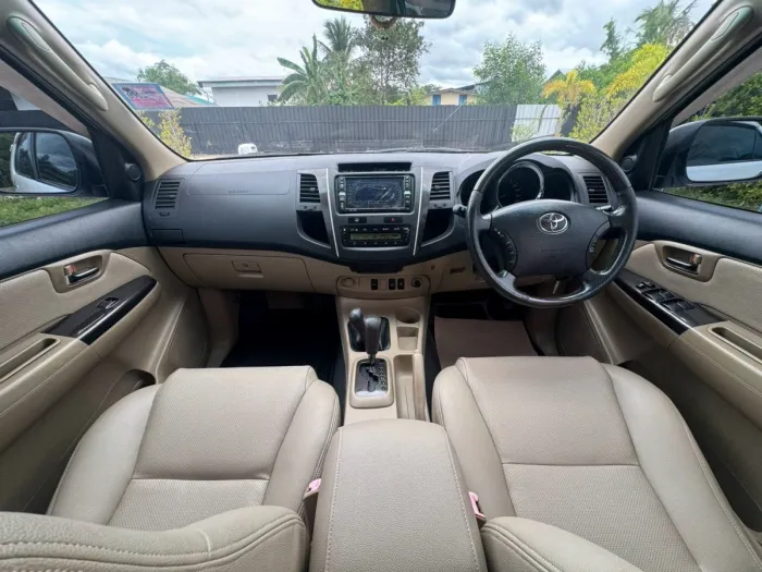 Front view of Toyota Fortuner 3.0 TRD Sportivo 4WD year 2010 white color used car in Songkhla รูปที่ 17