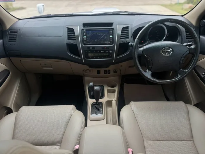 Front view of Toyota Fortuner 3.0 TRD Sportivo 4WD year 2010 white color used car in Songkhla รูปที่ 18