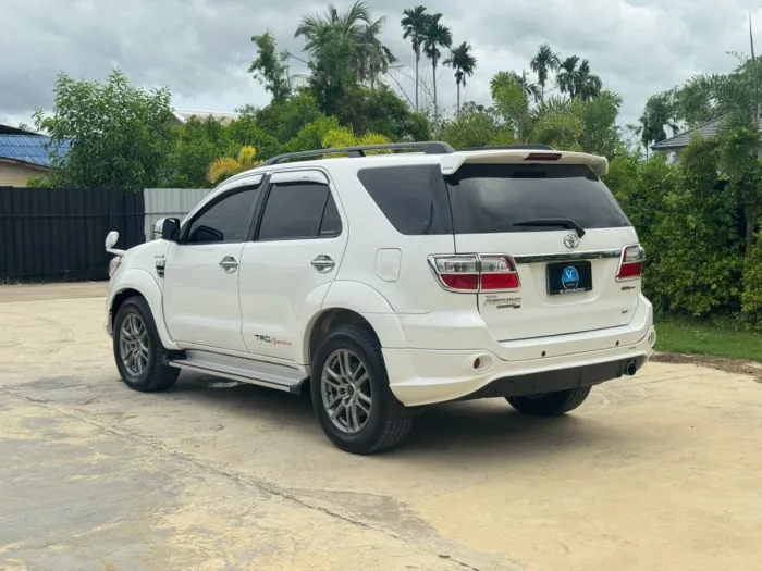 Front view of Toyota Fortuner 3.0 TRD Sportivo 4WD year 2010 white color used car in Songkhla รูปที่ 5
