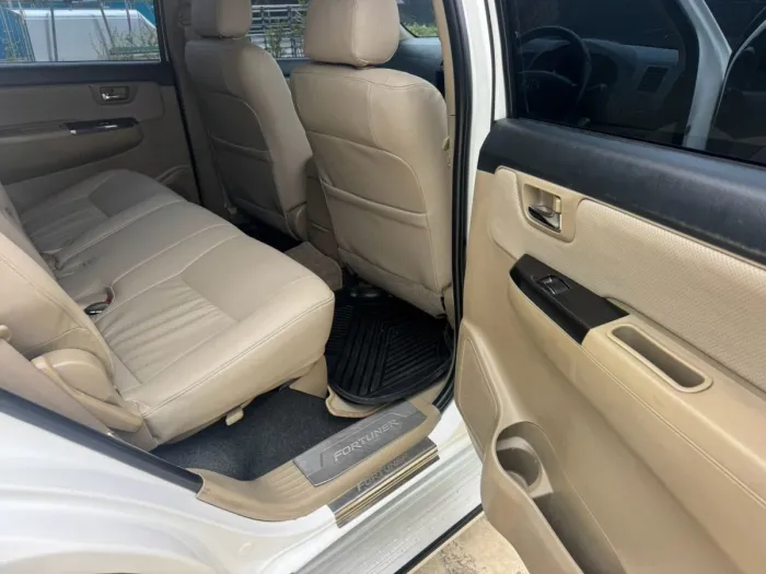 Front view of Toyota Fortuner 3.0 TRD Sportivo 4WD year 2010 white color used car in Songkhla รูปที่ 27