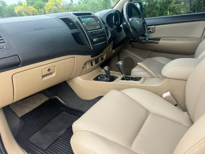 Front view of Toyota Fortuner 3.0 TRD Sportivo 4WD year 2010 white color used car in Songkhla รูปที่ 19