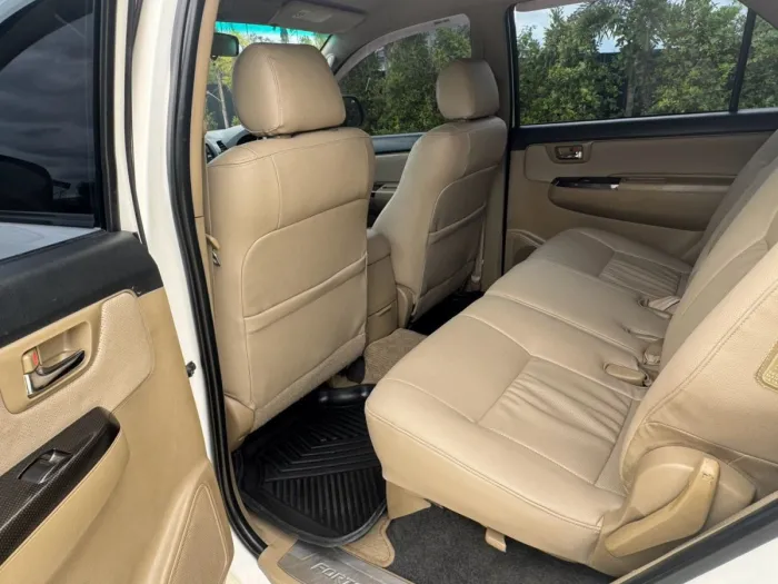 Front view of Toyota Fortuner 3.0 TRD Sportivo 4WD year 2010 white color used car in Songkhla รูปที่ 22