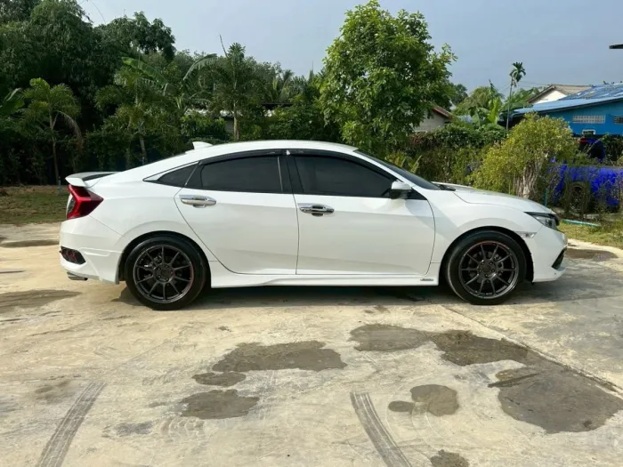 Front view of Honda Civic 1.5 RS Turbo year 2020 white color used car in Hatyai รูปที่ 16
