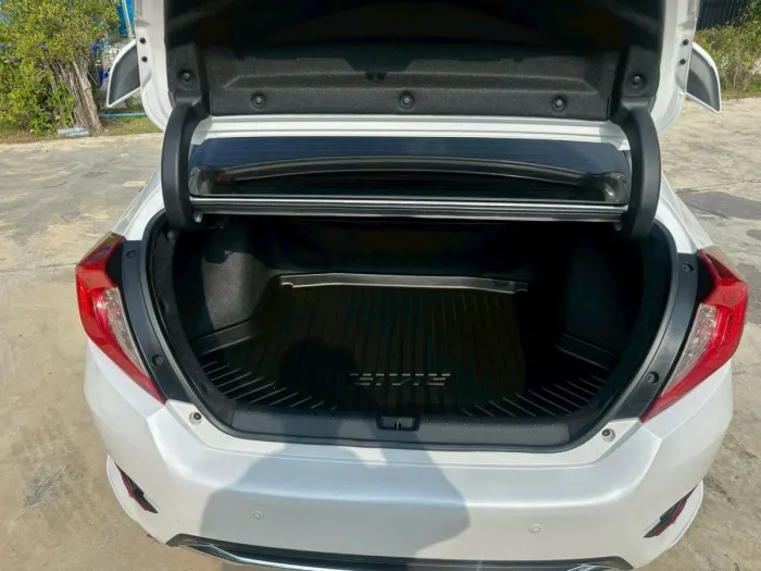 Front view of Honda Civic 1.5 RS Turbo year 2020 white color used car in Hatyai รูปที่ 23
