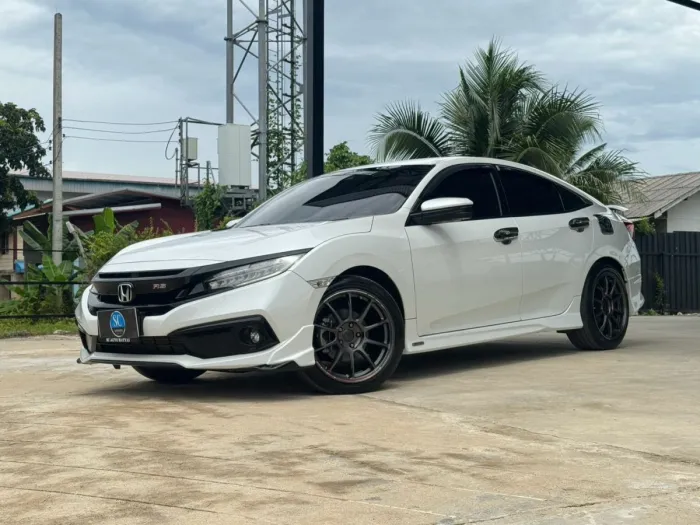 Front view of Honda Civic 1.5 RS Turbo year 2020 white color used car in Hatyai