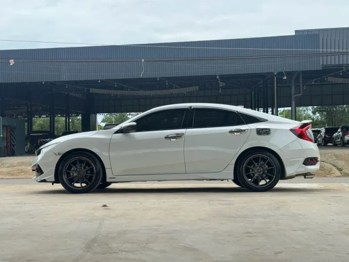 Front view of Honda Civic 1.5 RS Turbo year 2020 white color used car in Hatyai รูปที่ 4