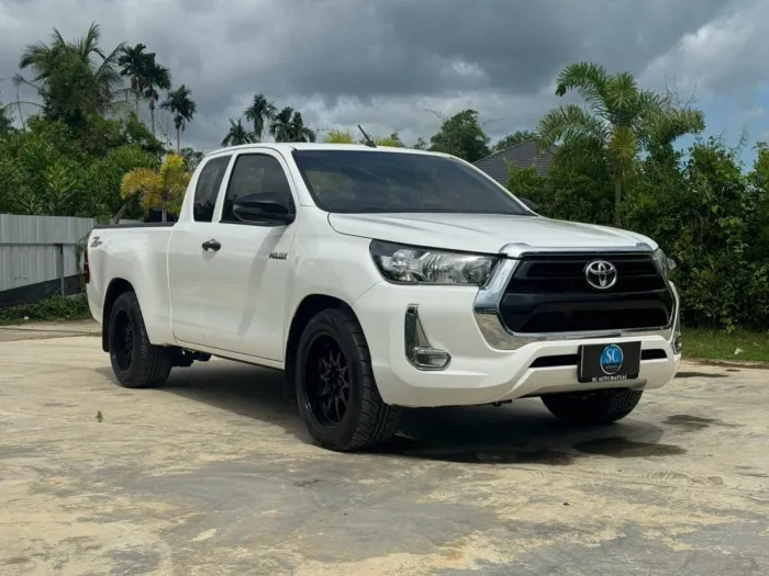 Front view of Toyota Hilux Revo Smart Cab 2.4 Entry MT year 2022 white color used car in Hatyai