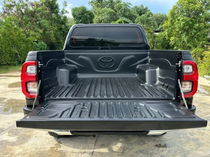 Front view of Toyota Hilux Revo Double Cab year 2021 black color used car in Hatyai รูปที่ 10