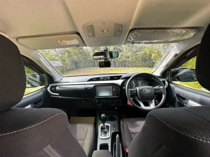 Front view of Toyota Hilux Revo Double Cab year 2021 black color used car in Hatyai รูปที่ 17