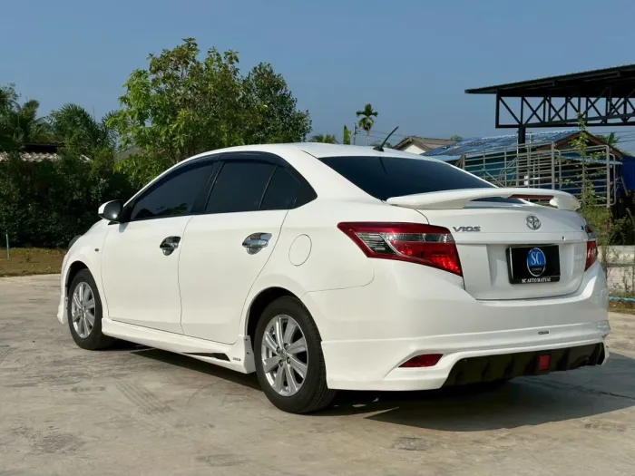 Front view of Toyota Vios 1.5 J AT year 2013 white color used car in Hatyai รูปที่ 3