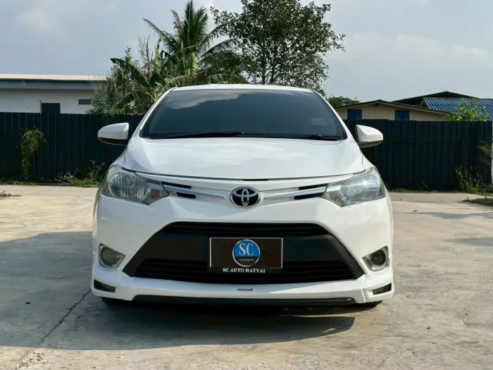 Front view of Toyota Vios 1.5 J AT year 2013 white color used car in Hatyai รูปที่ 2