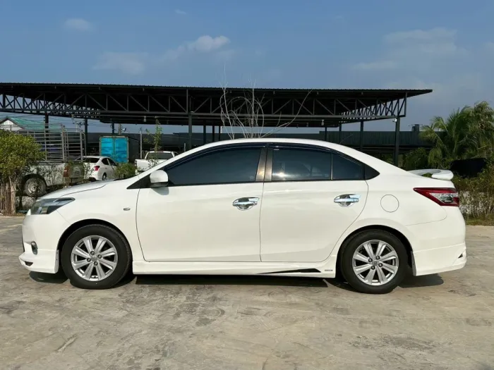Front view of Toyota Vios 1.5 J AT year 2013 white color used car in Hatyai รูปที่ 7