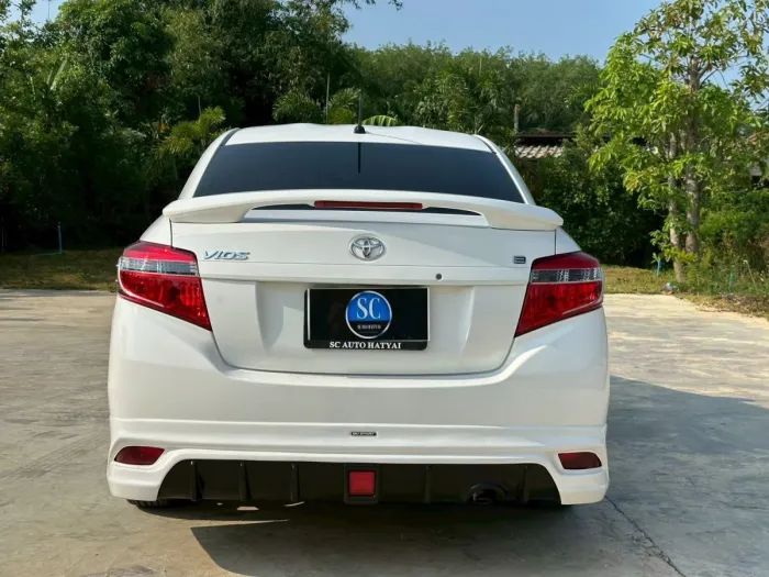 Front view of Toyota Vios 1.5 J AT year 2013 white color used car in Hatyai รูปที่ 4