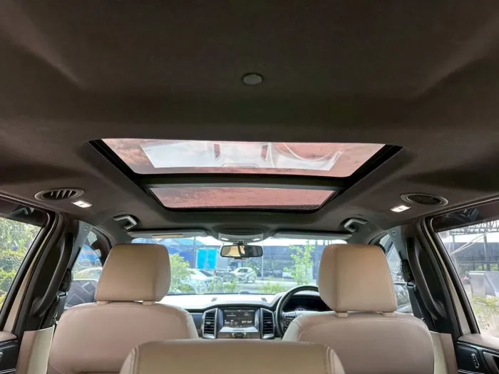 Front view of Ford Everest 3.2 Titanium 4WD year 2016 gold bronze color used car in Hatyai รูปที่ 12