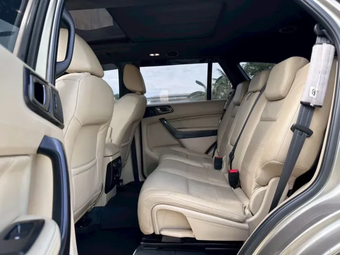 Front view of Ford Everest 3.2 Titanium 4WD year 2016 gold bronze color used car in Hatyai รูปที่ 15