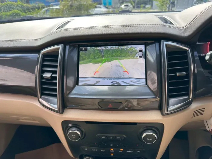 Front view of Ford Everest 3.2 Titanium 4WD year 2016 gold bronze color used car in Hatyai รูปที่ 18