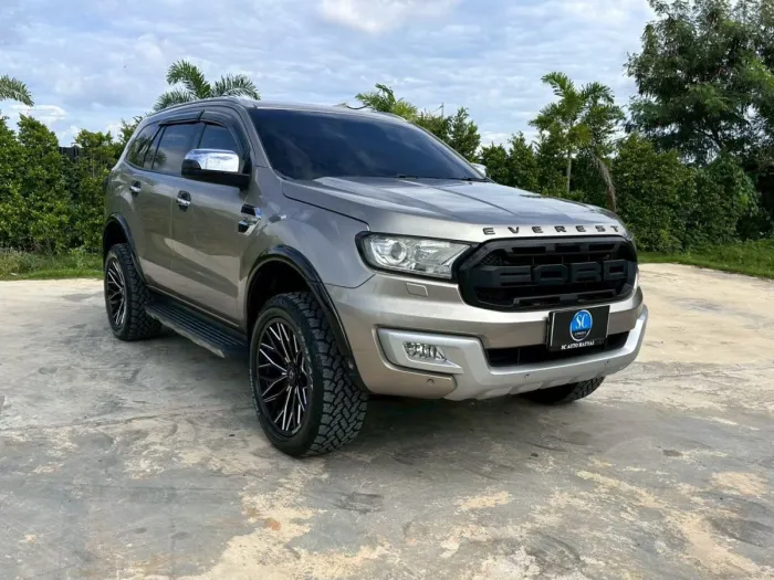 Front view of Ford Everest 3.2 Titanium 4WD year 2016 gold bronze color used car in Hatyai รูปที่ 2