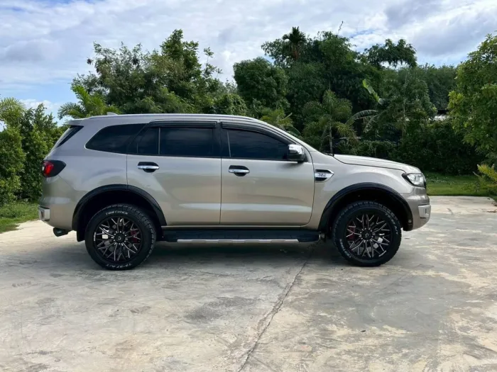 Front view of Ford Everest 3.2 Titanium 4WD year 2016 gold bronze color used car in Hatyai รูปที่ 4