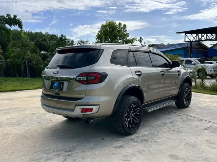 Front view of Ford Everest 3.2 Titanium 4WD year 2016 gold bronze color used car in Hatyai รูปที่ 6
