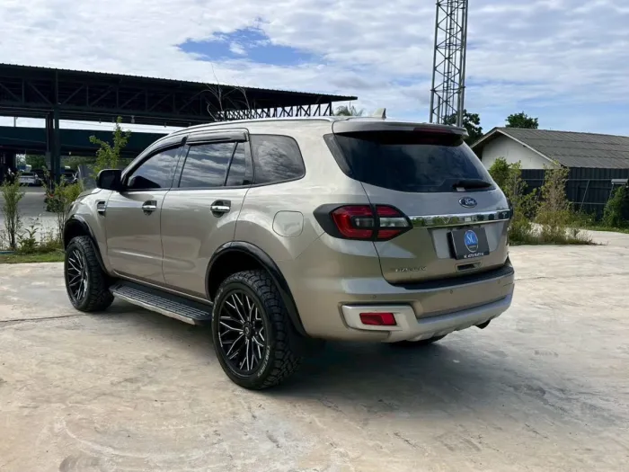 Front view of Ford Everest 3.2 Titanium 4WD year 2016 gold bronze color used car in Hatyai รูปที่ 7