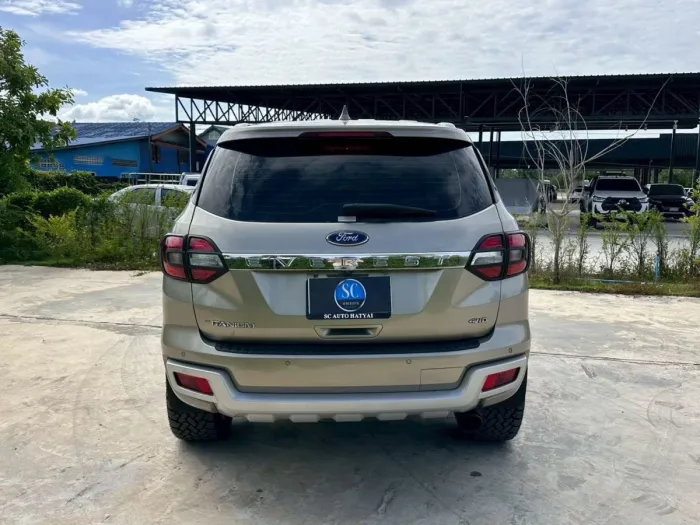 Front view of Ford Everest 3.2 Titanium 4WD year 2016 gold bronze color used car in Hatyai รูปที่ 8