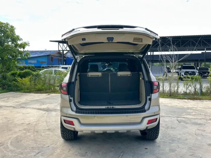 Front view of Ford Everest 3.2 Titanium 4WD year 2016 gold bronze color used car in Hatyai รูปที่ 9
