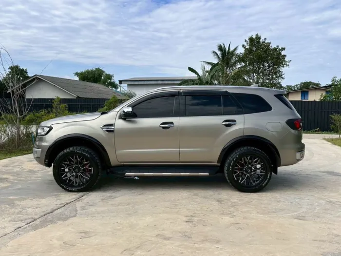 Front view of Ford Everest 3.2 Titanium 4WD year 2016 gold bronze color used car in Hatyai รูปที่ 5