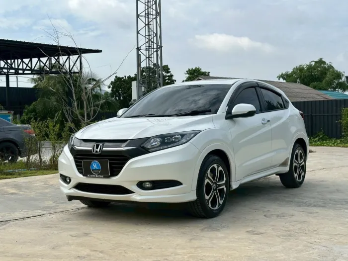 Honda HR-V 1.8 EL AT ปี 2015 สีขาว รถ SUV มือสอง มุมด้านหน้าและด้านข้าง รูปที่ 2