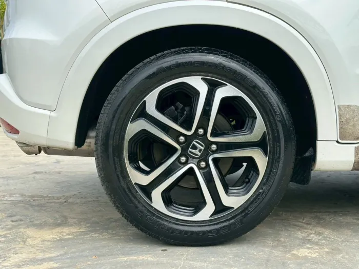 Honda HR-V 1.8 EL AT ปี 2015 สีขาว รถ SUV มือสอง มุมด้านหน้าและด้านข้าง รูปที่ 24