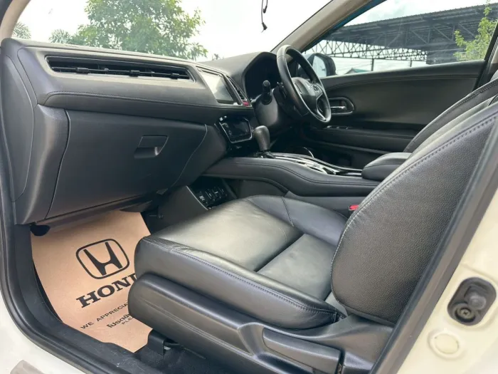 Honda HR-V 1.8 EL AT ปี 2015 สีขาว รถ SUV มือสอง มุมด้านหน้าและด้านข้าง รูปที่ 18