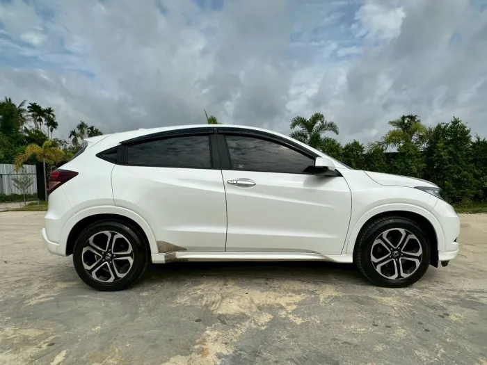 Honda HR-V 1.8 EL AT ปี 2015 สีขาว รถ SUV มือสอง มุมด้านหน้าและด้านข้าง รูปที่ 8