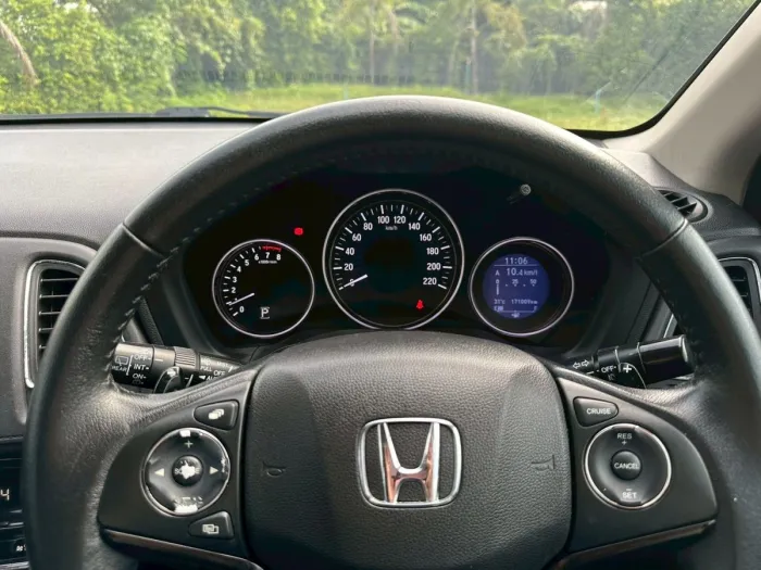 Honda HR-V 1.8 EL AT ปี 2015 สีขาว รถ SUV มือสอง มุมด้านหน้าและด้านข้าง รูปที่ 20