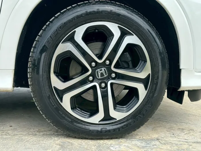 Honda HR-V 1.8 EL AT ปี 2015 สีขาว รถ SUV มือสอง มุมด้านหน้าและด้านข้าง รูปที่ 25